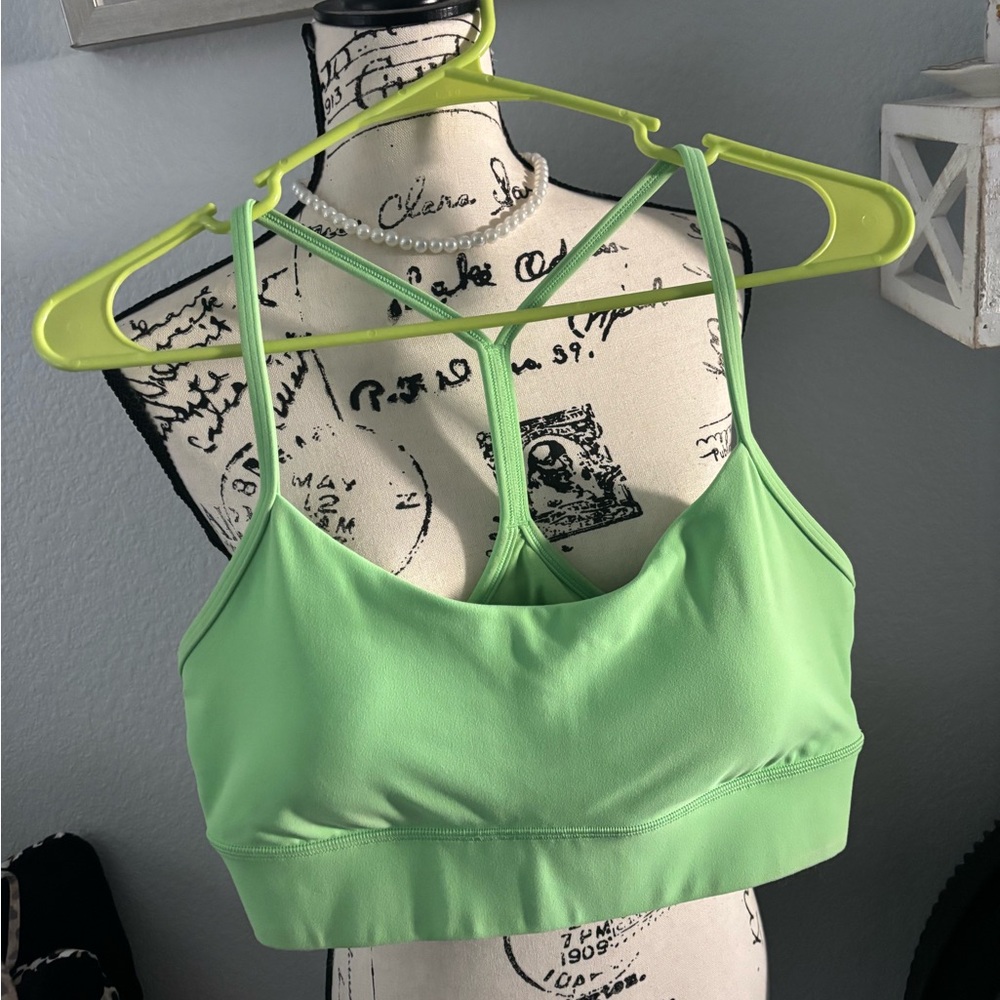 Lululemon mint Green Sports Bra! Soft & comfy! Size large/12 🔥🔥🔥🔥